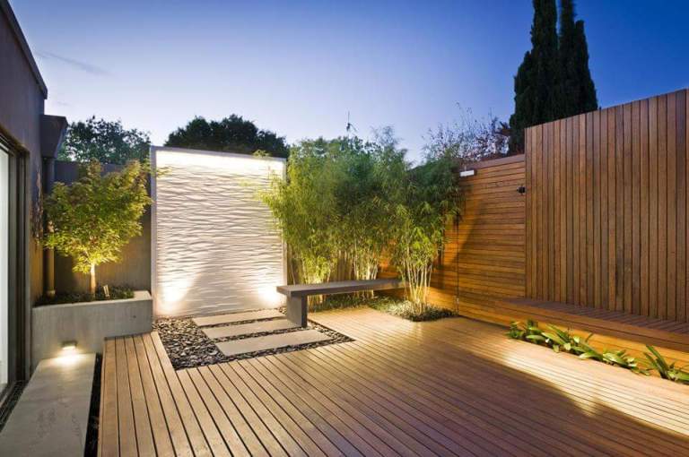 Consultez 100%BOIS pour vos terrasses.Une terrasse en bois exotique aux lignes épurées dans un esprit graphique et contemporain