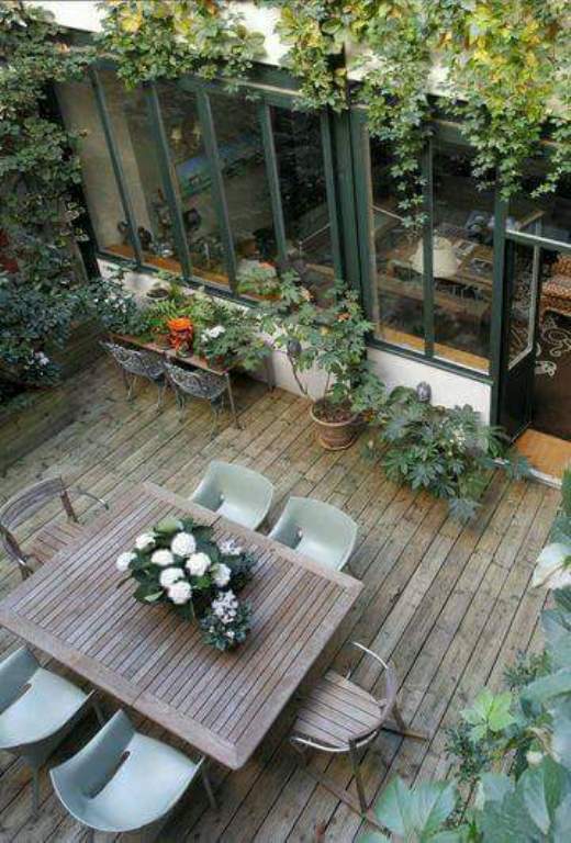 Le charme d'une terrasse bois toute simple, petit cocon de verdure, en vente à la boutique 100%BOIS Bidart