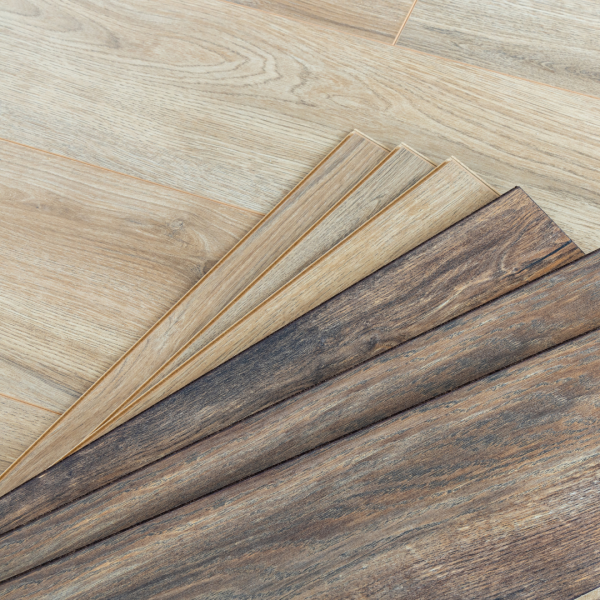 Panaché de différentes couleurs de parquets