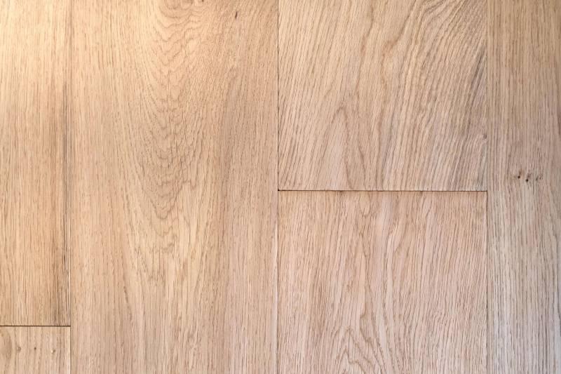 Trouver un parquet d'inspiration chalet chaleureux et authentique, le contrecollé chêne Aspen. Une référence 100%BOIS Bordeaux et Bidart