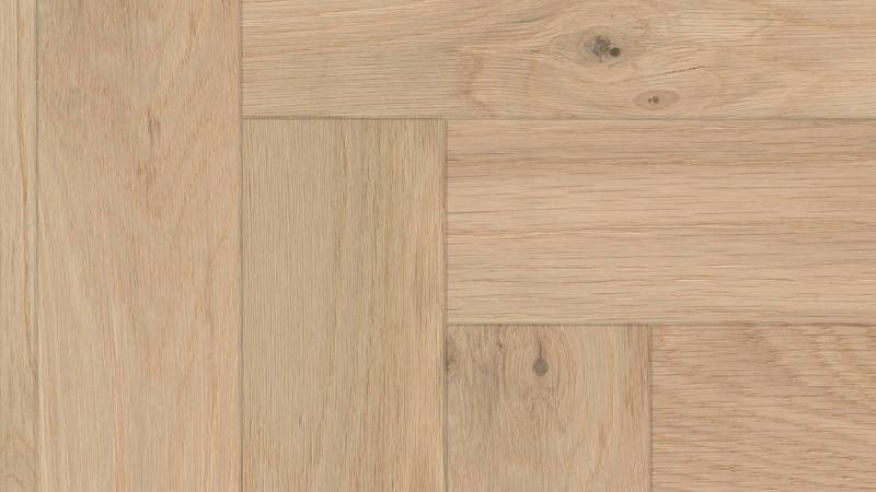 Parquet contrecollé en baton rompu, aspect bois brut sur bordeaux